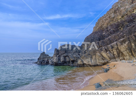 從立岩眺望，可以欣賞到海岸邊高聳的柱狀節理岩和美麗的沙灘，景色蔚為壯觀。 136062605