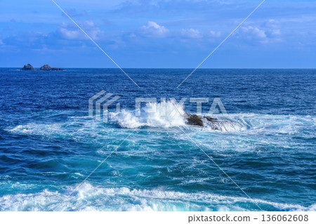 在鬼賀城，可以欣賞到蔚藍大海和白色浪花拍打礁石的壯麗景色。 136062608