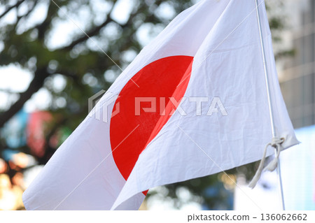 【日本國旗】在冬日天空飄揚的國旗 136062662