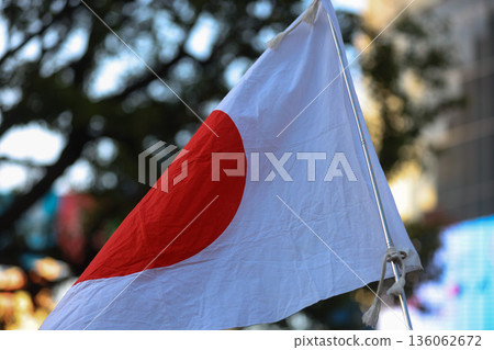 [Japanese flag] The flag fluttering against the winter sky 136062672