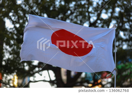 【日本國旗】在冬日天空飄揚的國旗 136062768