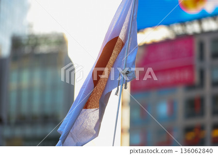 [Japanese flag] The flag fluttering against the winter sky 136062840