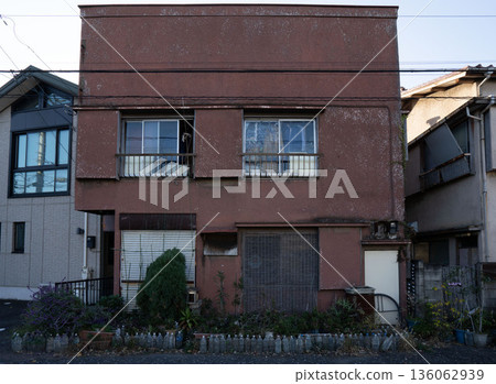 Old two-story mortar house / Japanese house / Ruins of a dilapidated two-story house Old two-story mortar house / Japanese house / Ruins of a dilapidated two-story house 136062939