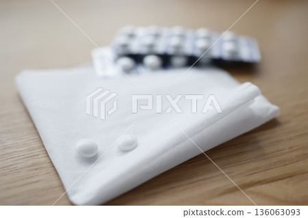 兩片白色藥片的醫學影像。 136063093