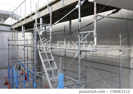 建築工地上搭建的鷹架走道正在進行施工。 建築工地上搭建的鷹架走道正在進行施工。 136063112