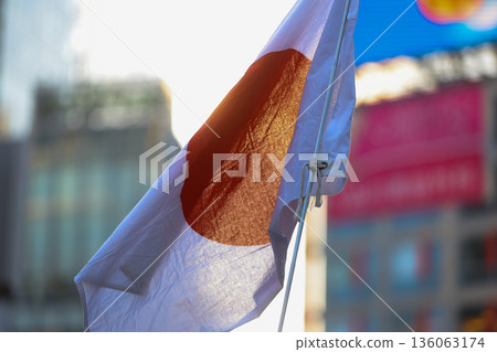 [Japanese flag] The flag fluttering against the winter sky 136063174