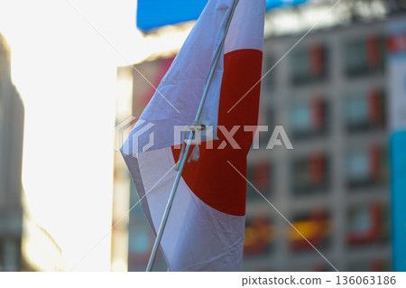 [Japanese flag] The flag fluttering against the winter sky 136063186