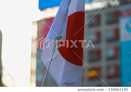 【日本國旗】在冬日天空飄揚的國旗 136063190