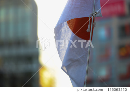 【日本國旗】在冬日天空飄揚的國旗 136063250