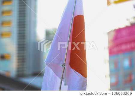 【日本國旗】在冬日天空飄揚的國旗 【日本國旗】在冬日天空飄揚的國旗 136063269