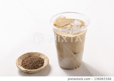 Iced Hojicha Latte 136063388