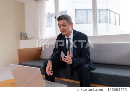 休息室、辦公室職員、頻率、會議、線上會議、創投、高階、高階主管、中年、高階主管、視訊串流媒體 136063753