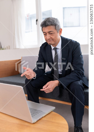 Lounge, office worker, frequency, meeting, online conference, venture, senior, executive, middle-aged, executive, video streaming 136063755