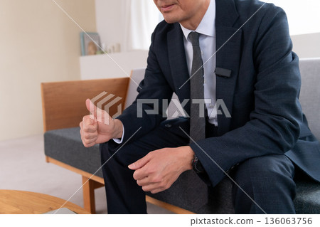 Lounge, office worker, frequency, meeting, online conference, venture, senior, executive, middle-aged, executive, video streaming 136063756