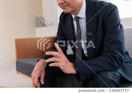 Lounge, office worker, frequency, meeting, online conference, venture, senior, executive, middle-aged, executive, video streaming 136063757