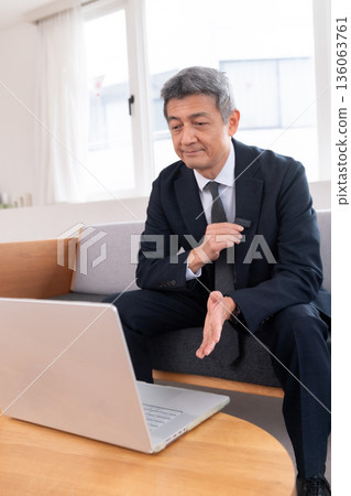 Lounge, office worker, frequency, meeting, online conference, venture, senior, executive, middle-aged, executive, video streaming 136063761