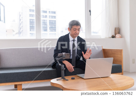 休息室、辦公室職員、頻率、會議、線上會議、創投、高階、高階主管、中年、高階主管、視訊串流媒體 136063762