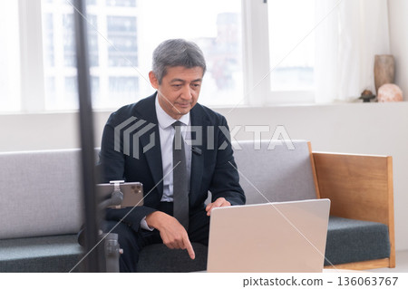 Lounge, office worker, frequency, meeting, online conference, venture, senior, executive, middle-aged, executive, video streaming 136063767