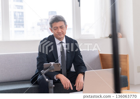 Lounge, office worker, frequency, meeting, online conference, venture, senior, executive, middle-aged, executive, video streaming Lounge, office worker, frequency, meeting, online conference, venture, senior, executive, middle-aged, executive, video streaming 136063770