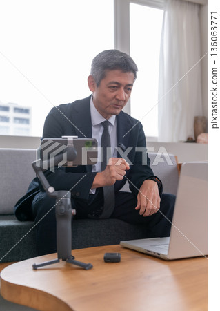 Lounge, office worker, frequency, meeting, online conference, venture, senior, executive, middle-aged, executive, video streaming Lounge, office worker, frequency, meeting, online conference, venture, senior, executive, middle-aged, executive, video streaming 136063771