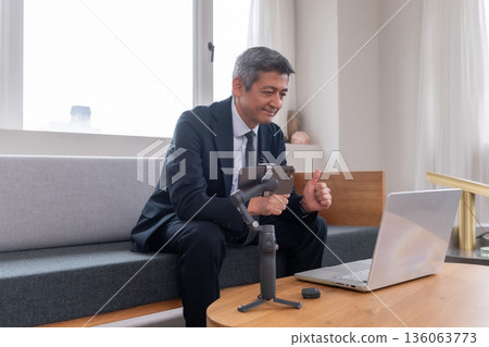 休息室、辦公室職員、頻率、會議、線上會議、創投、高階、高階主管、中年、高階主管、視訊串流媒體 136063773