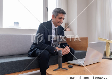 Lounge, office worker, frequency, meeting, online conference, venture, senior, executive, middle-aged, executive, video streaming 136063774