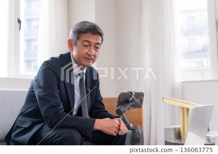 Lounge, office worker, frequency, meeting, online conference, venture, senior, executive, middle-aged, executive, video streaming 136063775