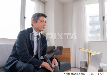 Lounge, office worker, frequency, meeting, online conference, venture, senior, executive, middle-aged, executive, video streaming 136063778