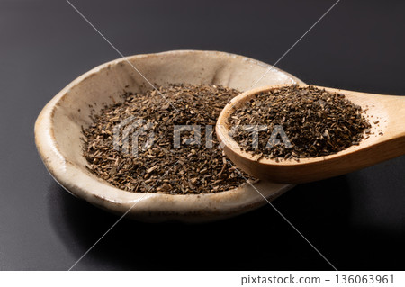Hojicha tea leaves 136063961