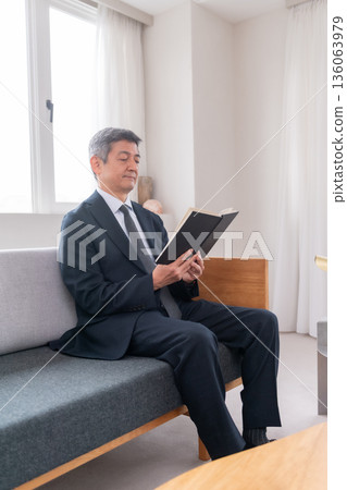 Lounge, office worker, meeting, venture, career advancement, books, senior, executive, middle-aged, officer, materials Lounge, office worker, meeting, venture, career advancement, books, senior, executive, middle-aged, officer, materials 136063979