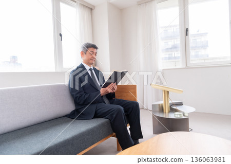 休息室、辦公室職員、會議、創業、職涯發展、書籍、高級職員、高階主管、中年人、官員、資料 休息室、辦公室職員、會議、創業、職涯發展、書籍、高級職員、高階主管、中年人、官員、資料 136063981