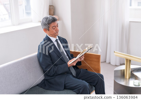 Lounge, office worker, meeting, venture, career advancement, books, senior, executive, middle-aged, officer, materials 136063984