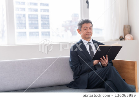 休息室、辦公室職員、會議、創業、職涯發展、書籍、高級職員、高階主管、中年人、官員、資料 休息室、辦公室職員、會議、創業、職涯發展、書籍、高級職員、高階主管、中年人、官員、資料 136063989