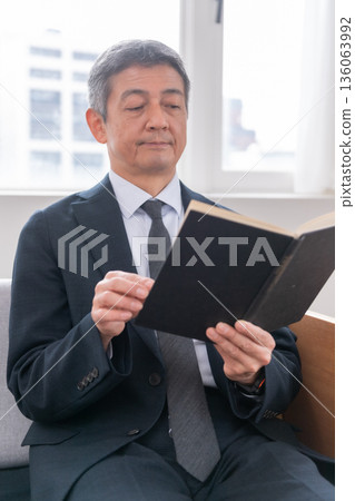 Lounge, office worker, meeting, venture, career advancement, books, senior, executive, middle-aged, officer, materials Lounge, office worker, meeting, venture, career advancement, books, senior, executive, middle-aged, officer, materials 136063992