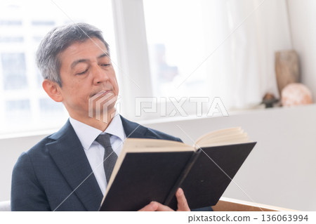 Lounge, office worker, meeting, venture, career advancement, books, senior, executive, middle-aged, officer, materials Lounge, office worker, meeting, venture, career advancement, books, senior, executive, middle-aged, officer, materials 136063994