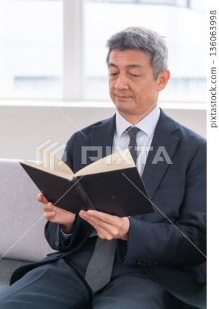 Lounge, office worker, meeting, venture, career advancement, books, senior, executive, middle-aged, officer, materials 136063998