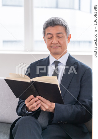 Lounge, office worker, meeting, venture, career advancement, books, senior, executive, middle-aged, officer, materials 136063999