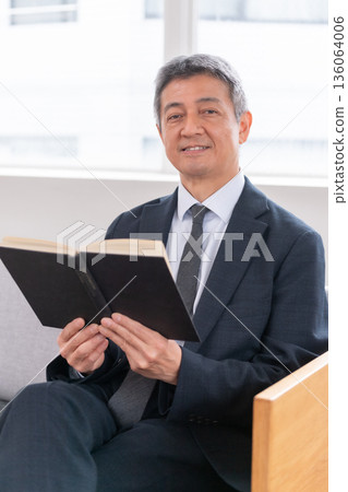 休息室、辦公室職員、會議、創業、職涯發展、書籍、高級職員、高階主管、中年人、官員、資料 休息室、辦公室職員、會議、創業、職涯發展、書籍、高級職員、高階主管、中年人、官員、資料 136064006