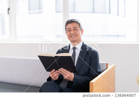 Lounge, office worker, meeting, venture, career advancement, books, senior, executive, middle-aged, officer, materials Lounge, office worker, meeting, venture, career advancement, books, senior, executive, middle-aged, officer, materials 136064007