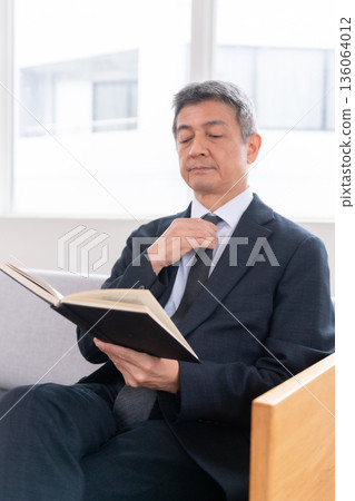 Lounge, office worker, meeting, venture, career advancement, books, senior, executive, middle-aged, officer, materials 136064012