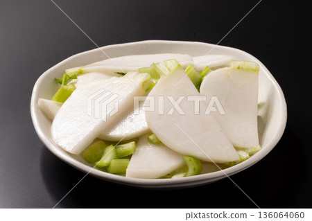 Lightly pickled turnip Lightly pickled turnip 136064060