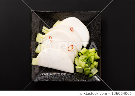 Lightly pickled turnip 136064065