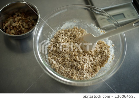 將燕麥片、麵粉和糖混合製成格蘭諾拉麥片 136064553