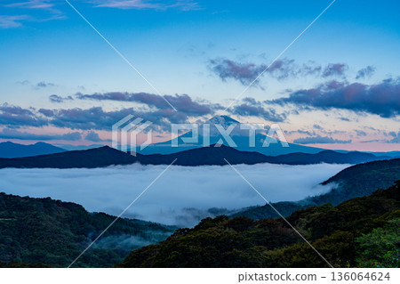 (神奈川縣)富士山與籠罩蘆之湖的雲海 (神奈川縣)富士山與籠罩蘆之湖的雲海 136064624
