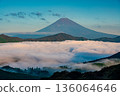（神奈川縣）富士山與籠罩蘆之湖的雲海 136064646