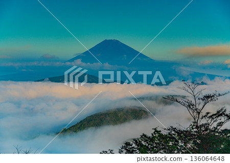 (Kanagawa Prefecture) Mount Fuji and the sea of clouds covering Lake Ashi (Kanagawa Prefecture) Mount Fuji and the sea of clouds covering Lake Ashi 136064648