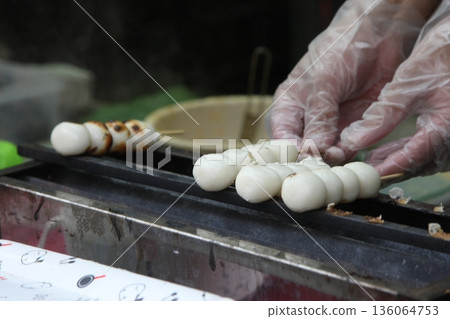 Grilling mitarashi dango 136064753