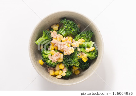 什錦沙拉(青花菜、鮪魚、玉米) 什錦沙拉(青花菜、鮪魚、玉米) 136064986