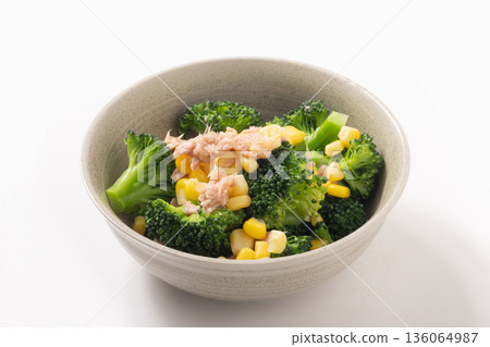 什錦沙拉（青花菜、鮪魚、玉米） 136064987