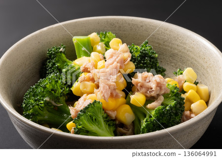 什錦沙拉(青花菜、鮪魚、玉米) 什錦沙拉(青花菜、鮪魚、玉米) 136064991
